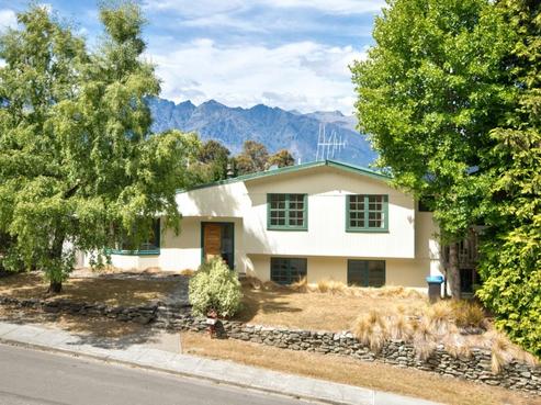 20 Arawata Terrace, Fernhill/Sunshine Bay