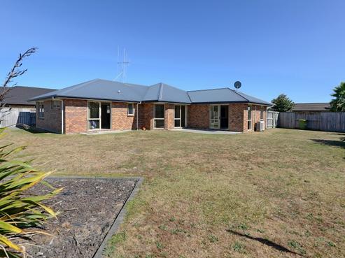 16 Rosewood Court, Huntington
