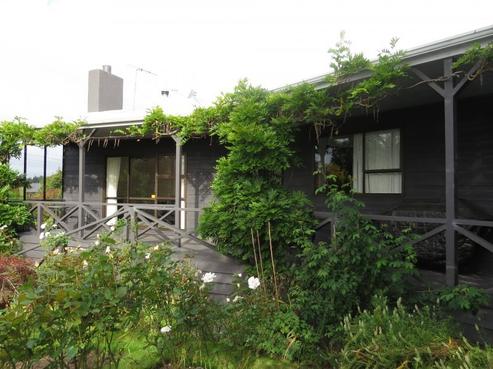16 Westview Drive, Weston