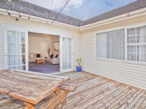 60 Hall Crescent, Epuni