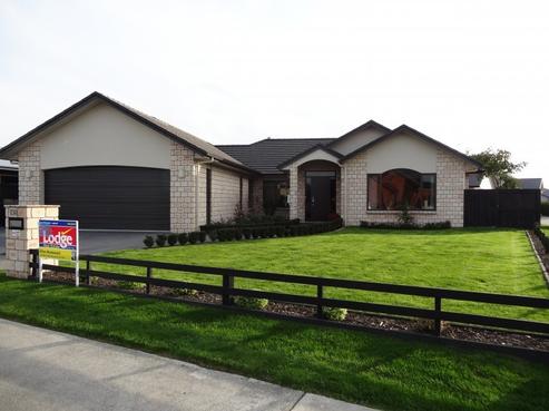 138 Saint James Drive, Huntington