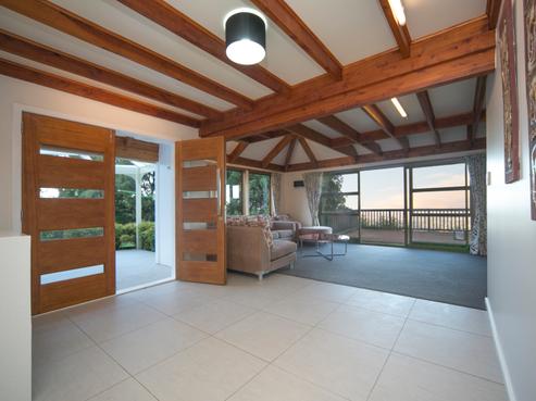 466 Scenic Drive, Waiatarua