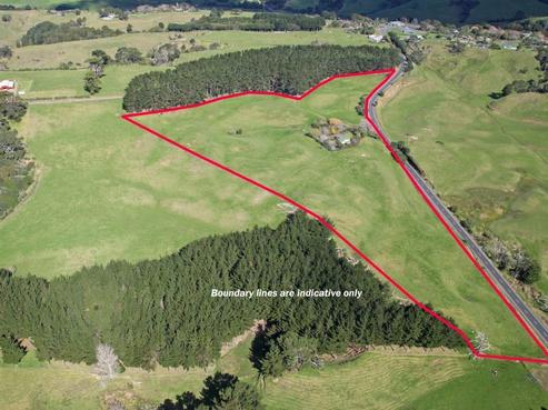 2200 Awhitu Road, Pollok