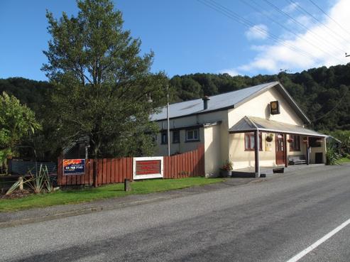 745 Taylorville Road, Taylorville
