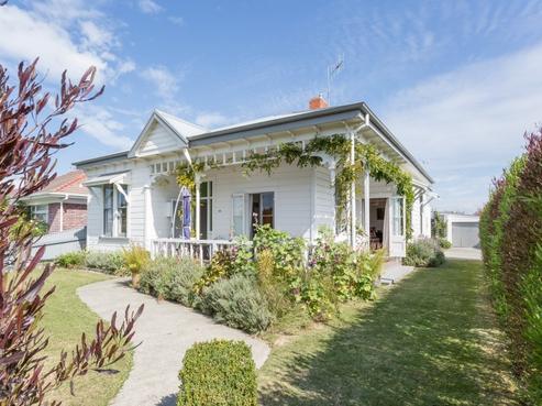 401 French Street, Akina