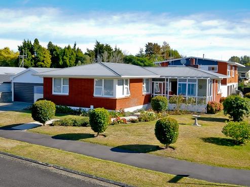 17 Clements Crescent, Queenwood