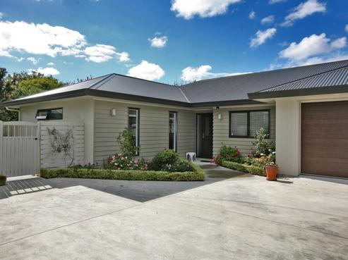 900A Lawrence Street, Akina