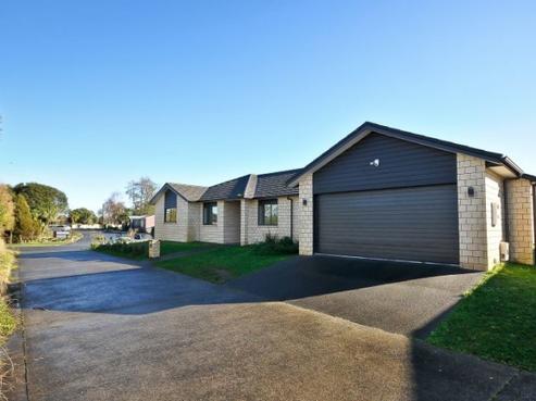 74 Barrington Drive, Huntington
