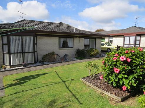 2/219 Queen Street, Pukekohe