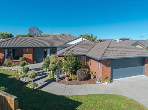 4 Stratford Place, Huntington