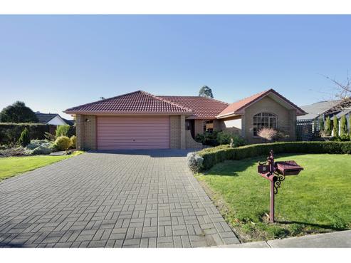 9 Holdaway Grove, Richmond
