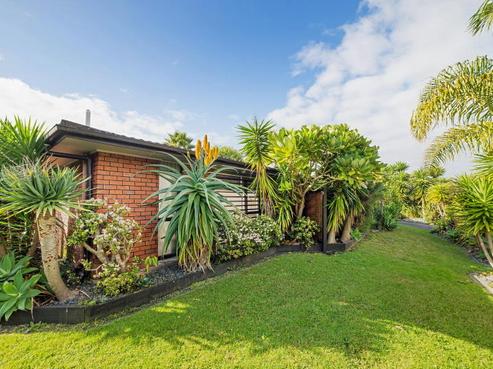 5 Lexington Drive, Botany Downs