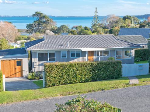16 Alison Road, Surfdale