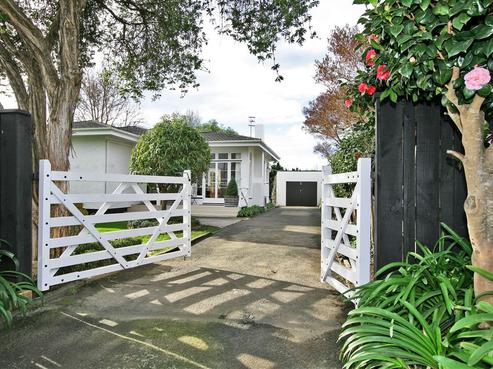 1023 Duke Street, Mahora
