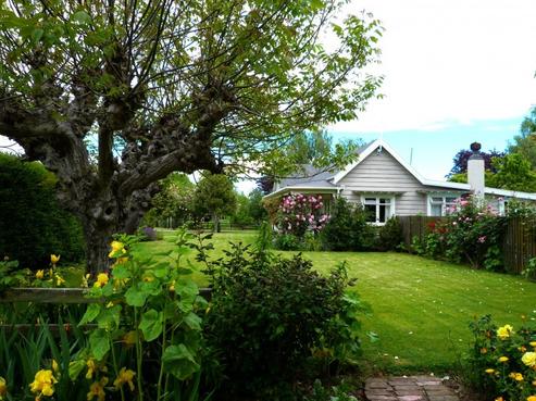 853 Park Road South, Longlands
