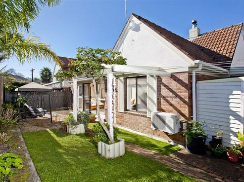 2/1 Elderwood Lane, Belmont