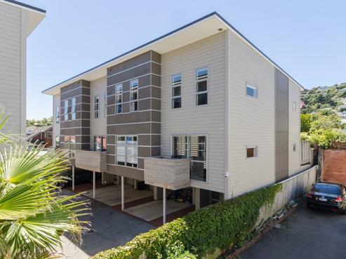 2/123 The Parade, Island Bay