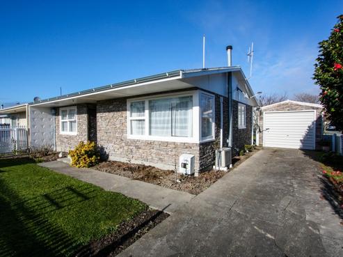 817 Lawrence Street, Akina