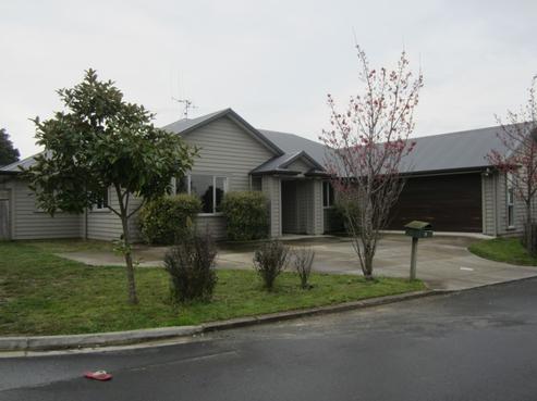 4 Samantha Way, Huntington