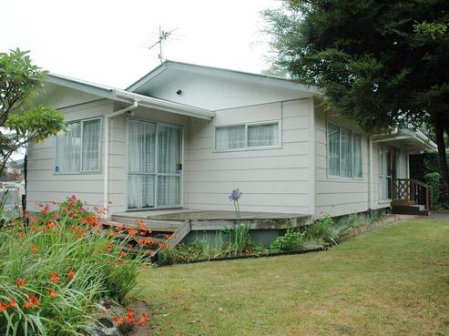 121B Clayton Road, Mangakakahi