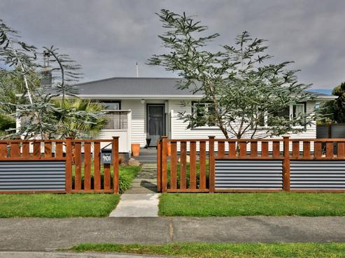 901 Lawrence Street, Akina