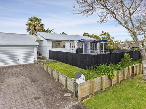 2 Sheffield Place, Botany Downs
