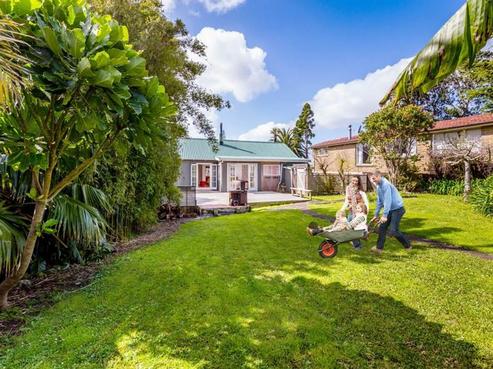 81 Victory Road, Laingholm