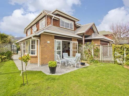 8 Richmond Grove, Woburn