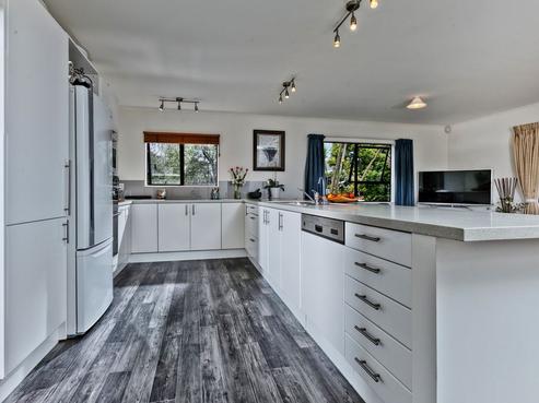 6 Tableau Place, Totara Vale
