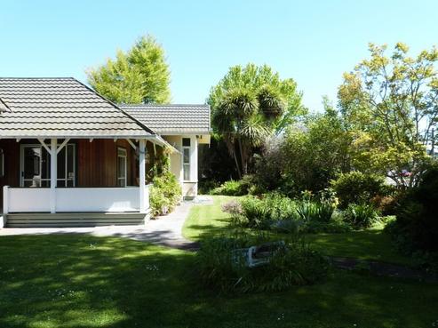 1056 Riverslea Road South, Longlands