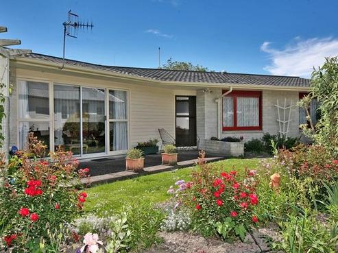 800 Willowpark Road South, Akina