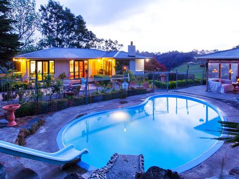 1242 East Coast Road, Redvale