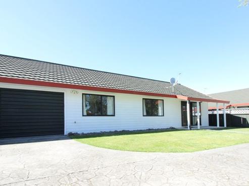 2/817 Dufferin Street, Akina