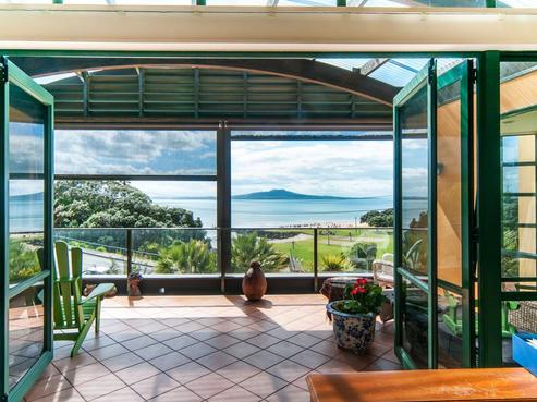 8 Beach Road, Castor Bay
