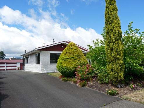 6 Harcourt Place, Wakefield