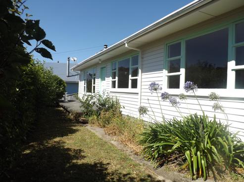 15 Rakeiora Grove, Korokoro