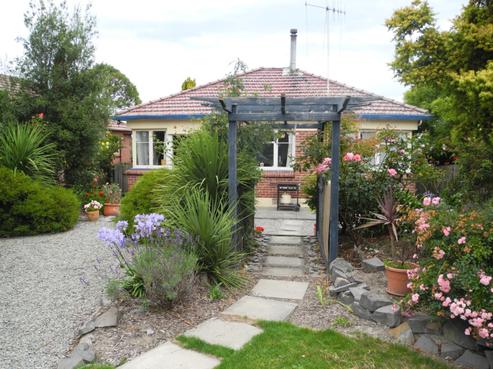 9 Lough Street, West End