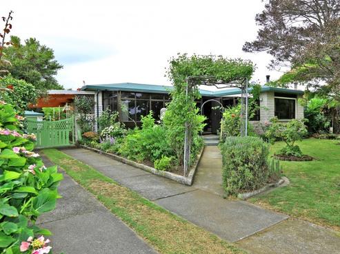 810 Ferguson Street, Akina