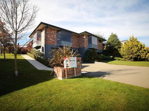 10 Grove Avenue, Weston