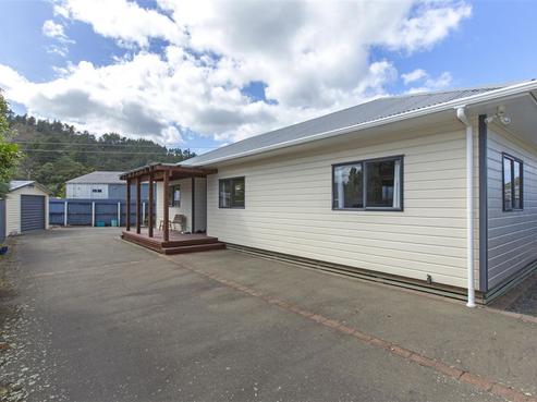 2A Johnston Grove, Taita