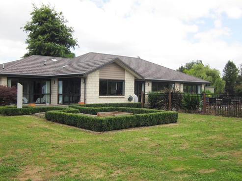 220 The Oaks Drive, Leamington