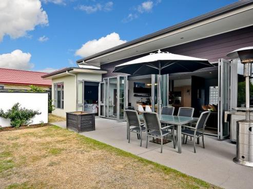 26 Thomas Road, Huntington