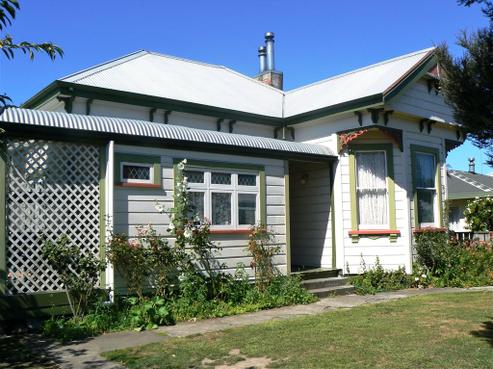 404 French Street, Akina