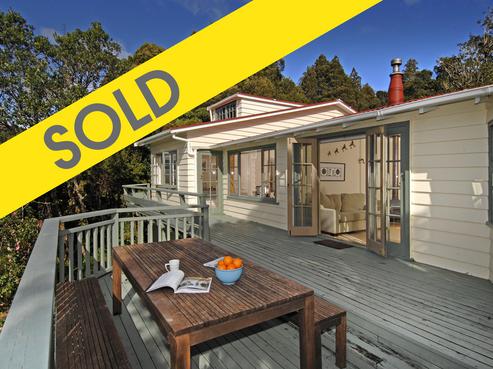 557 Scenic Drive, Waiatarua