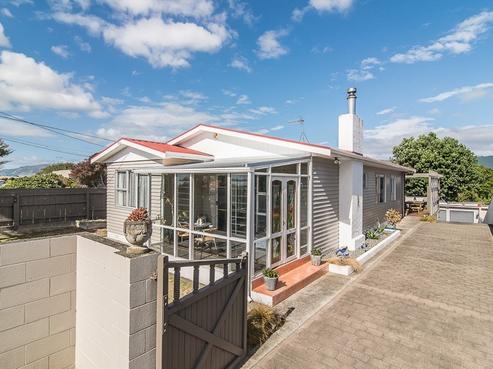 18 Gray Avenue, Paraparaumu Beach
