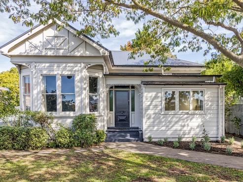 501 French Street, Akina