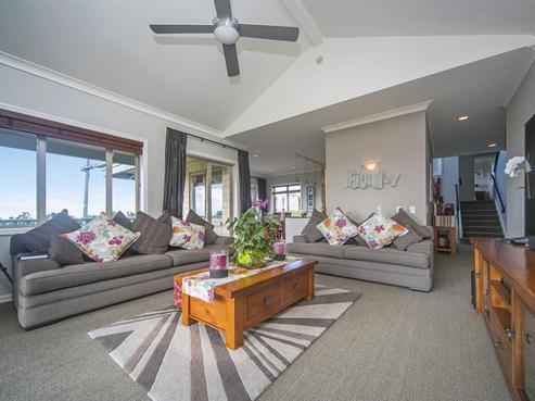 64 Rauhuia Crescent, Parau
