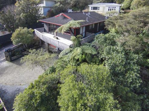 239B Whites Line East, Waiwhetu