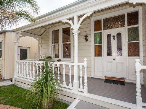 700 Avenue Road East, Parkvale