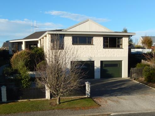 8 Grove Avenue, Weston